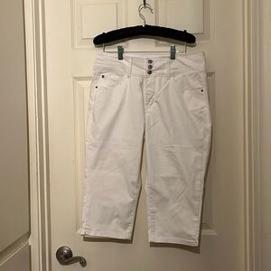 Curve Appeal White Crops